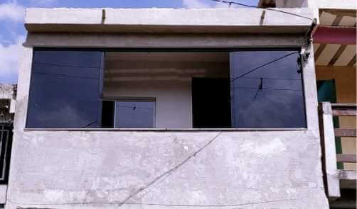 janelas de correr em vidro preto com perfil de alumínio preto em fachada residencial