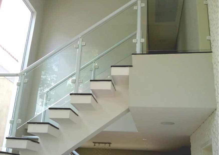 Corrimão de escada em vidro incolor, transparente, perfil de alumínio branco em residência